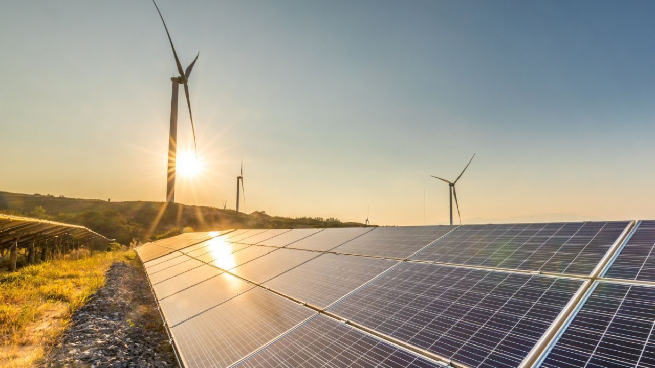 Relatório da Agência Internacional de Energia (IEA) aponta que a capacidade global de geração renovável deve mais que dobrar até 2030, com a energia solar liderando o crescimento. No entanto, as projeções foram revisadas para baixo devido a políticas nos EUA e mudanças econômicas na China. Fonte: Inpol