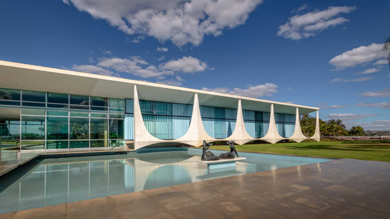 O Palácio da Alvorada passa a operar com energia solar após autorização do Conplan. A iniciativa, avaliada em R$ 3,5 milhões, busca transformar a residência presidencial em um marco da sustentabilidade no Brasil.