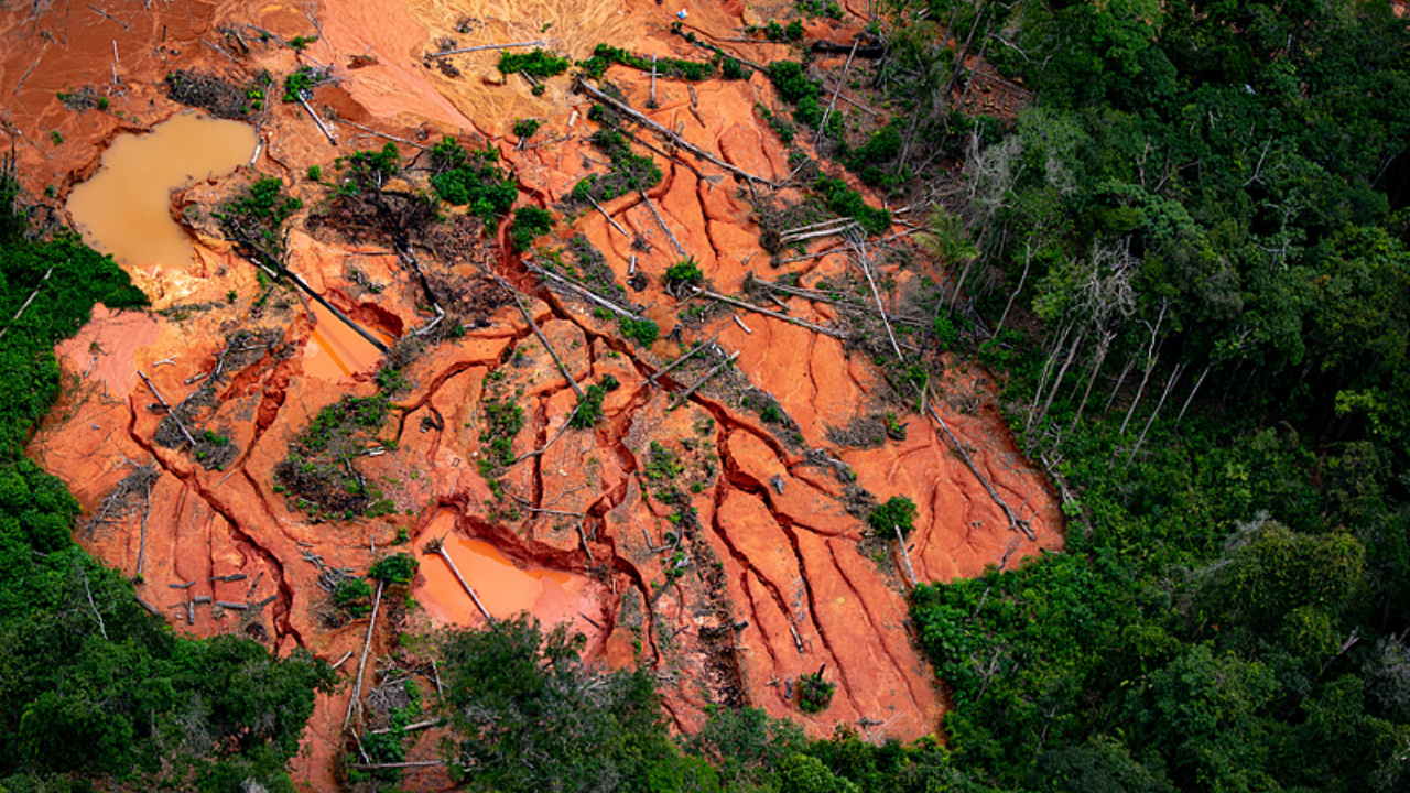 Após determinação da Justiça, a ANP suspende autorizações e reforça a fiscalização para impedir o abastecimento de aeronaves ligadas ao garimpo ilegal na Terra Indígena Yanomami, em Roraima. Fonte: Brasil de Fato