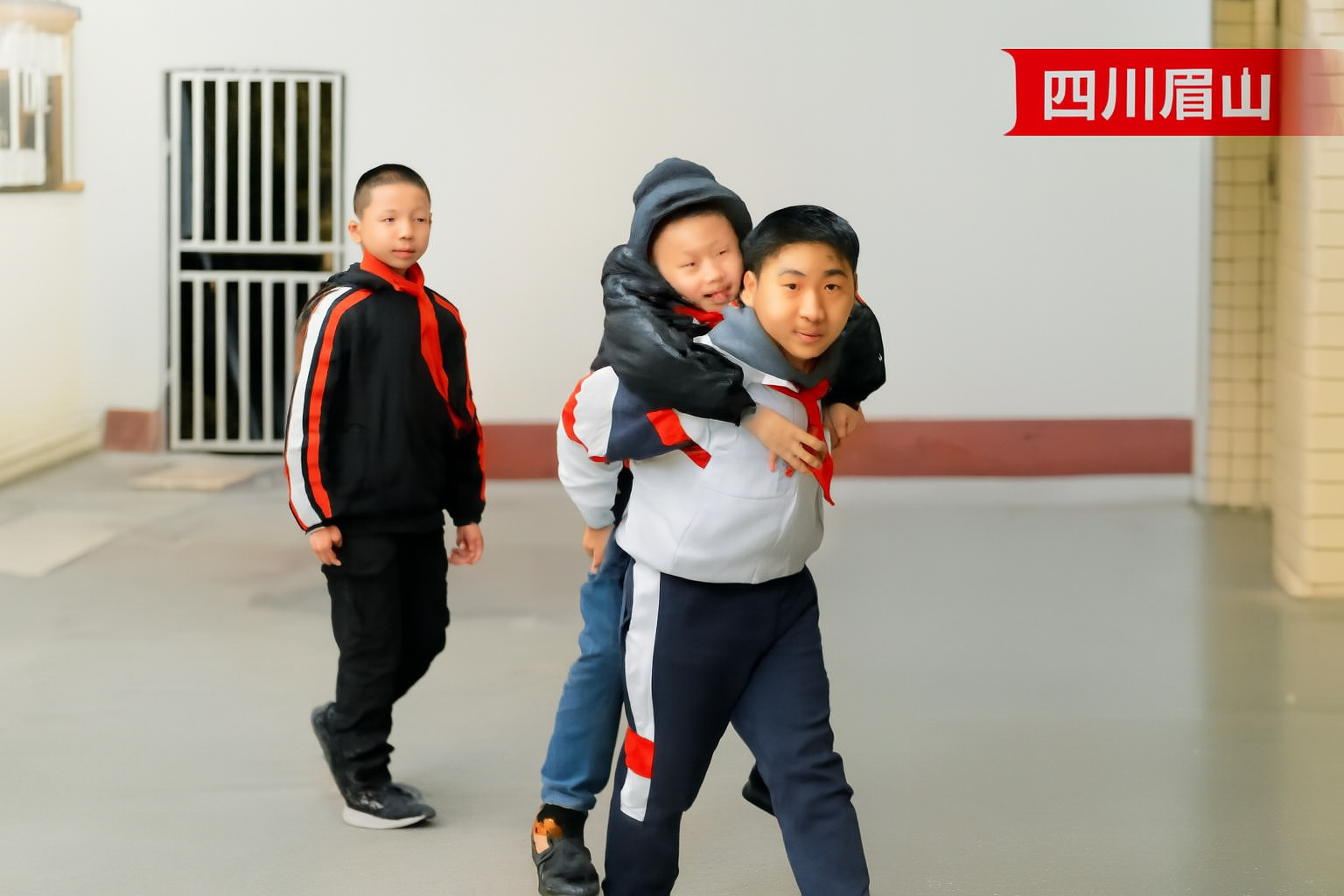 Garoto chinês carrega amigo com deficiência até a escola todos os dias por seis anos e comove o mundo com um gesto de amizade e força que ultrapassa qualquer limite humano; caso ocorreu em 2019