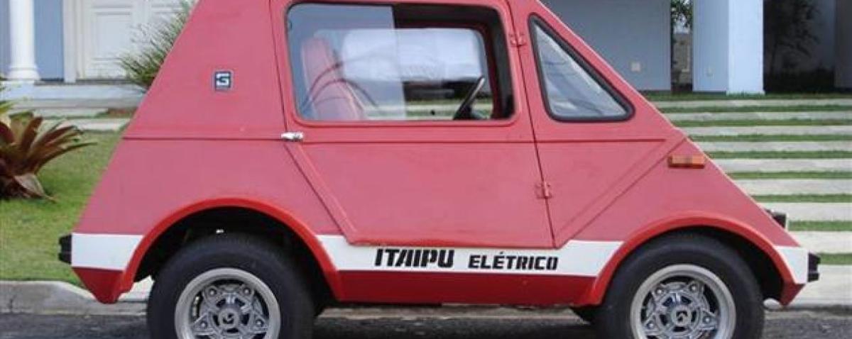 Carro elétrico Gurgel Itaipú E150 estacionado em frente a uma casa, representando o pioneirismo da indústria automotiva brasileira dos anos 1970.
