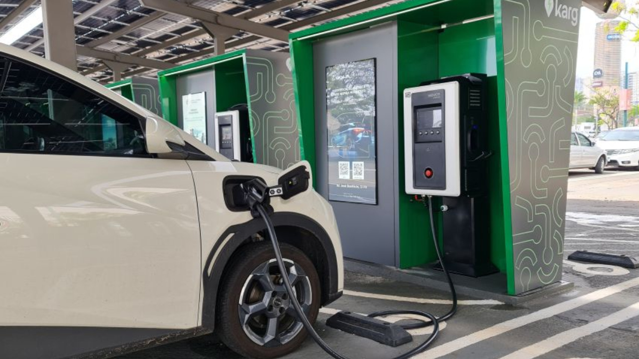 Com energia solar e 20 vagas de recarga para carros elétricos, o novo hub da Karg no Parque Dom Pedro Shopping, em Campinas (SP), consolida o avanço da eletromobilidade no interior paulista e reforça o compromisso com a sustentabilidade. Fonte: Canal VE