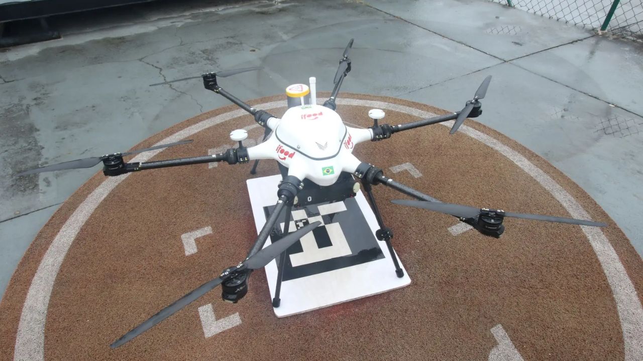 iFood retoma entregas com drone em Aracaju que faz em 1 minuto trajeto que levaria 1 hora por terra, reduzindo percurso de 36 km