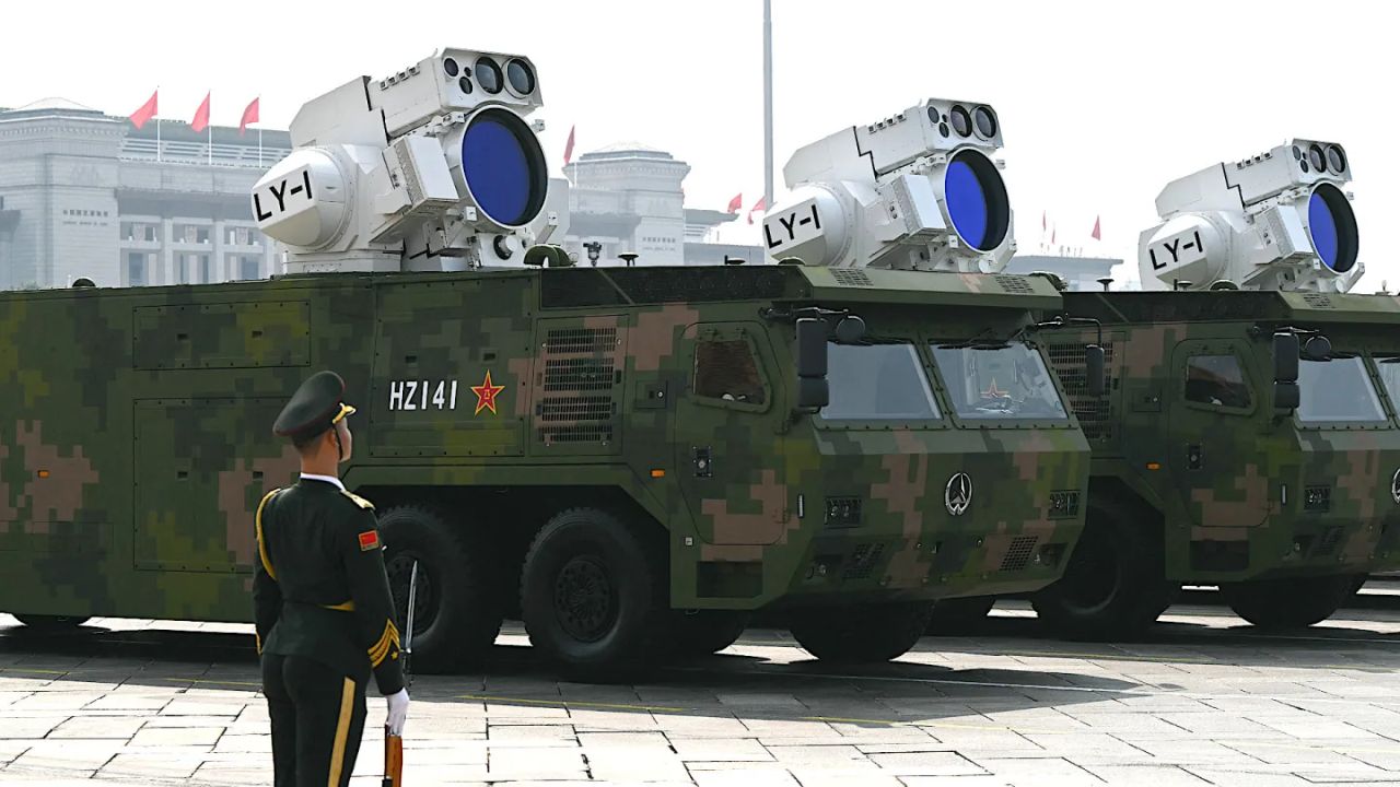 LY-1, o laser naval da China, é destaque em desfile militar e mostra avanços tecnológicos e desafia tecnologia militar dos EUA.