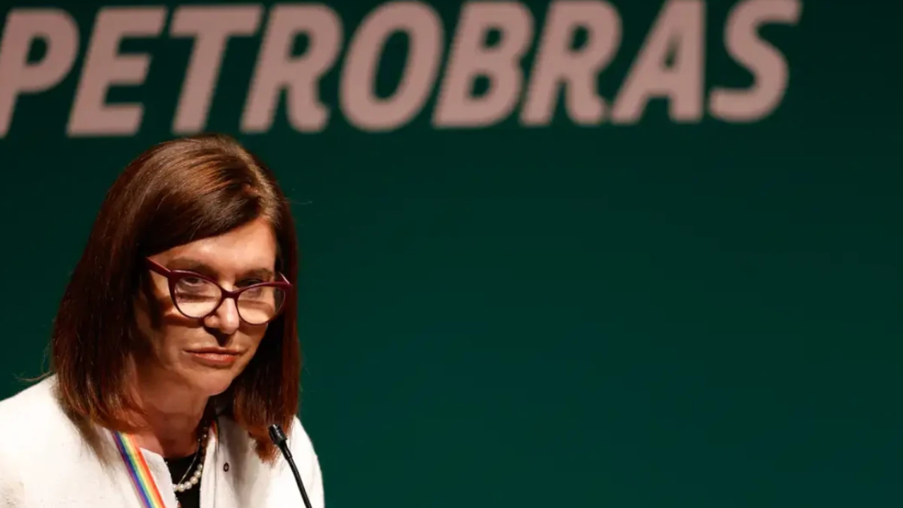 Durante evento na Firjan, a presidente da Petrobras, Magda Chambriard, afirmou que o petróleo “não é vilão das emissões” e criticou limitações à redução do Escopo 3. A executiva também demonstrou preocupação com o impasse do licenciamento ambiental na Foz do Amazonas. Fonte: Agência Brasil