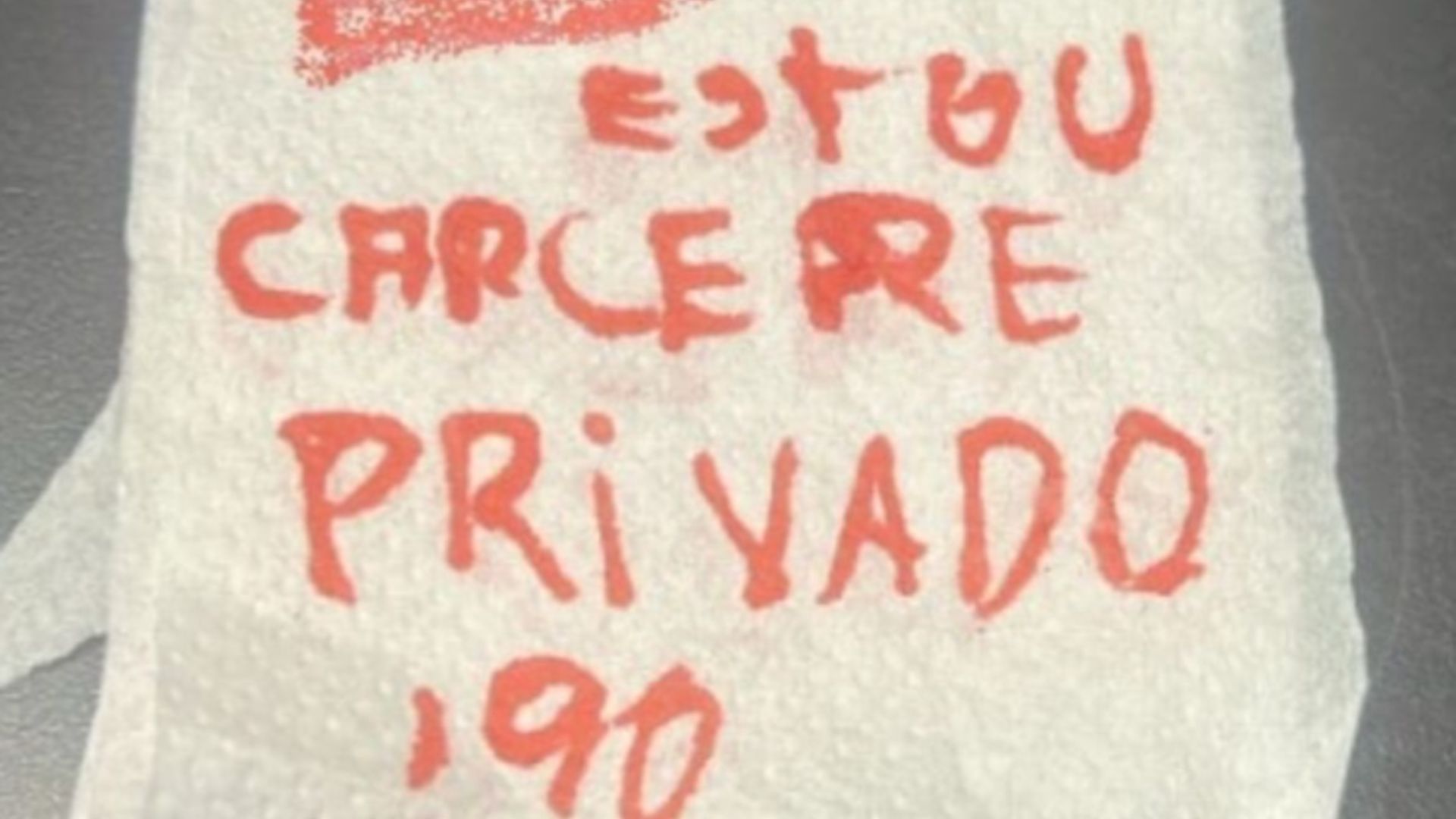 Bilhete em papel higiênico usado por mulher em cárcere privado em SC para pedir ajuda.