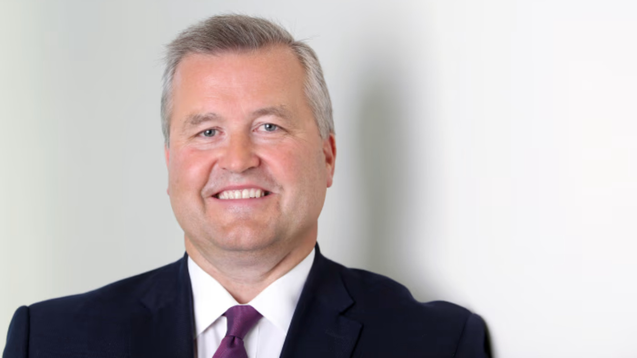 Albert Manifold, novo presidente da BP, defendeu acelerar a execução da estratégia da companhia, reforçando petróleo e gás e simplificando o portfólio considerado “complexo demais”. Fonte: The Wall Street Journal