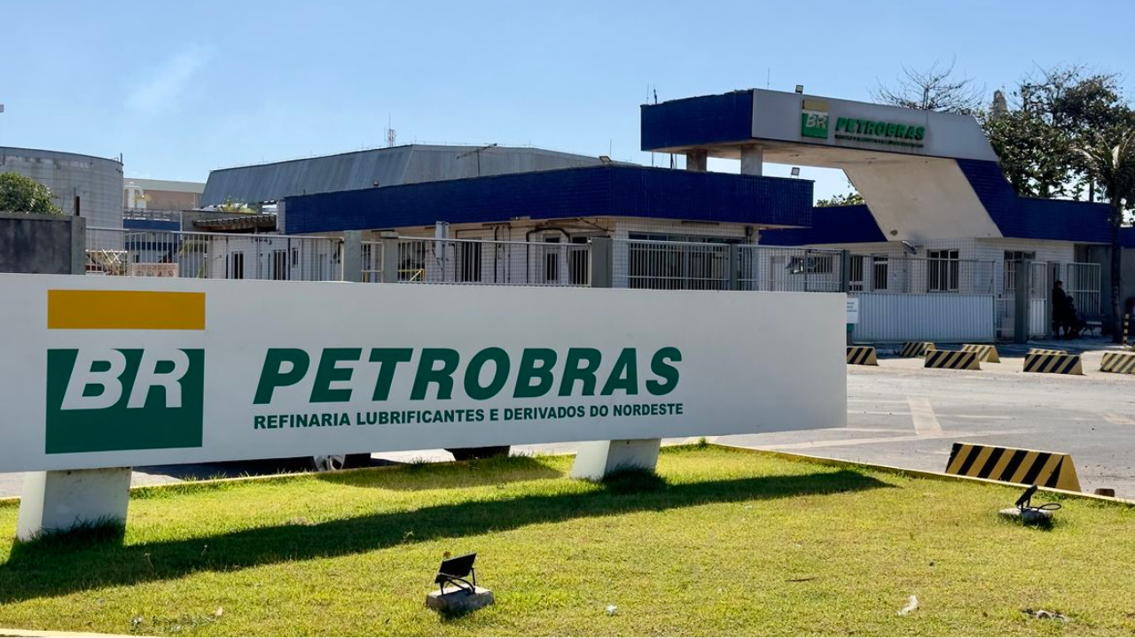 A Petrobras alcança produção recorde de 3,14 milhões de barris de petróleo por dia, impulsionada por novas plataformas e pela expansão do pré-sal. A estatal também amplia exportações e aposta em combustíveis sustentáveis.