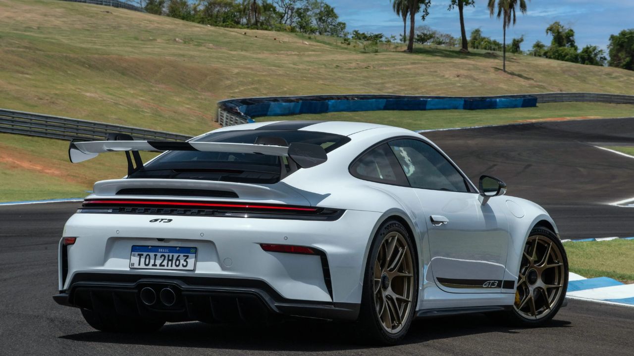 Novo Porsche 911 GT3 2026 estreia no Brasil com 510 cv, pacote Weissach e design inspirado no GT3 RS. Esportivo custa R$ 1,62 milhão.