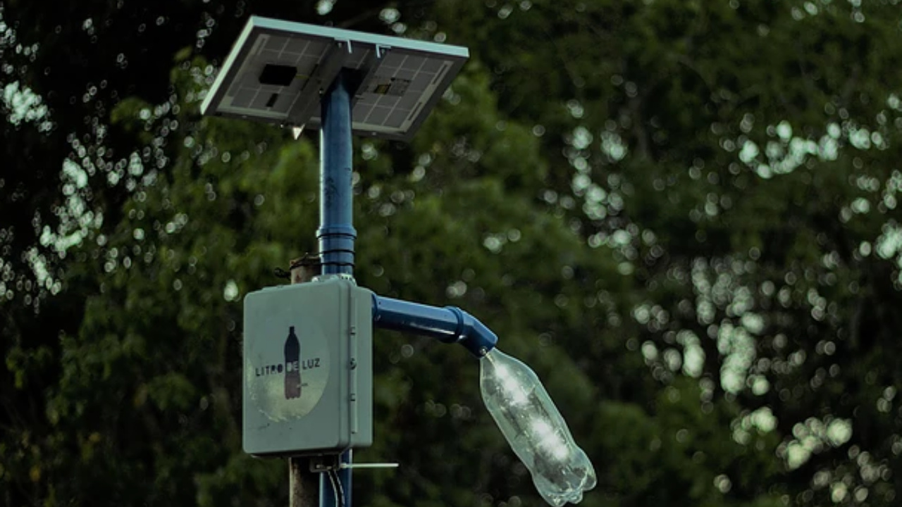 EDP instala 30 postes de energia solar na comunidade Barra de São Miguel, em Guarulhos (SP), levando iluminação sustentável, inclusão social e segurança a cerca de 250 famílias. A ação faz parte do programa Comunidade In, que une inovação e responsabilidade socioambiental. Fonte: EDP