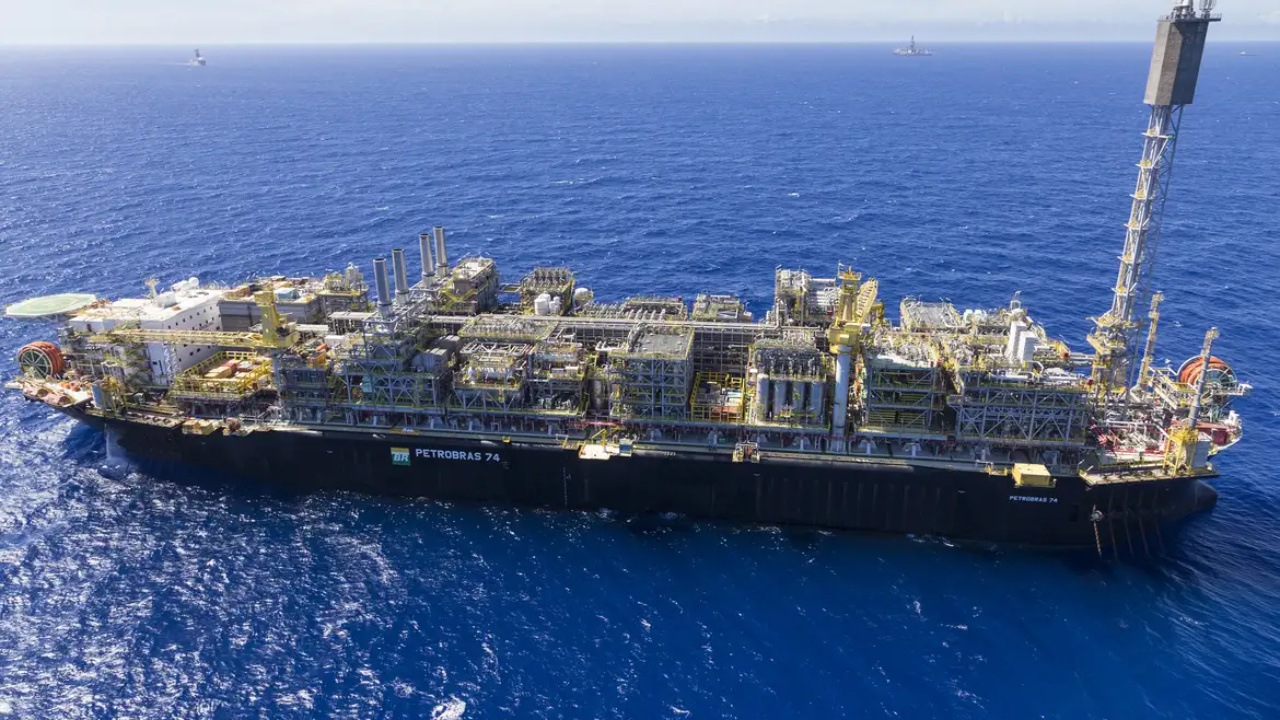 A produção de petróleo e gás no Brasil caiu 1,5% em agosto de 2025, segundo a ANP, mas o campo de Búzios ultrapassou Tupi e se tornou o maior produtor do país, consolidando o protagonismo do pré-sal. Fonte: Agência Petrobras