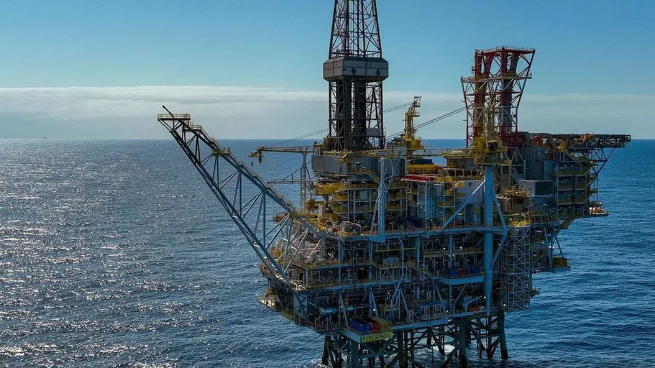 A ANP autorizou a retomada da produção de petróleo na plataforma Peregrino, da Equinor, na Bacia de Campos (RJ). A unidade, interditada em agosto por riscos de segurança, pode produzir até 110 mil barris por dia. Fonte: Portos e Navios