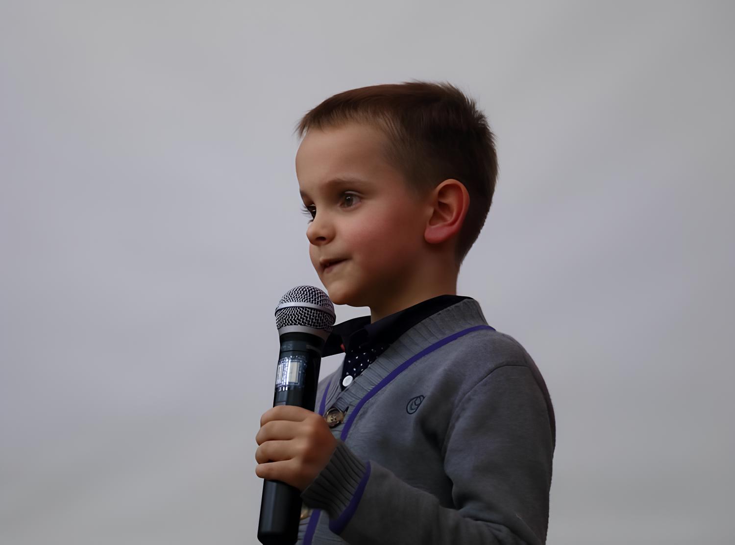O menino superdotado de seis anos cujo talento para idiomas revelou uma inteligência fora dos padrões humanos ao dominar cinco línguas e mais de 500 ideogramas chineses antes mesmo de entrar na escola