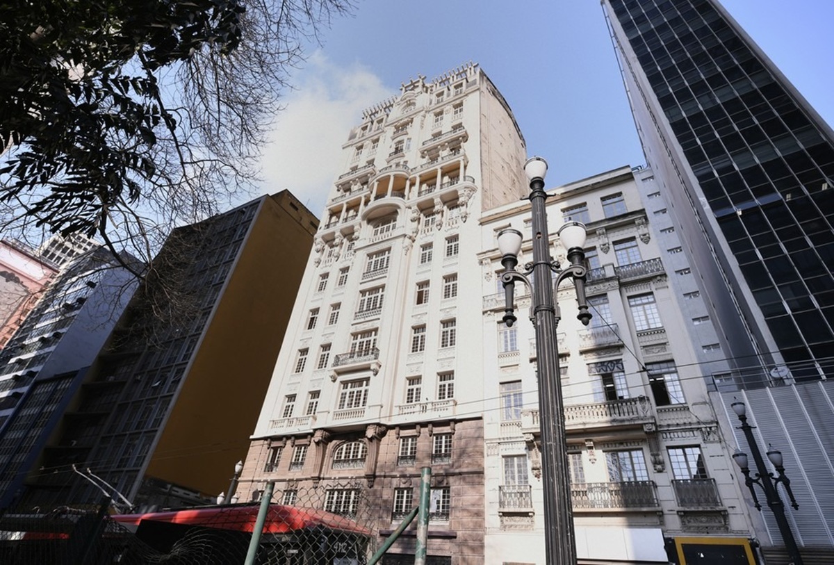 Com 12 andares e 50 metros, o Edifício Sampaio Moreira completa 105 anos como o primeiro arranha-céu de São Paulo e marco da arquitetura eclética.