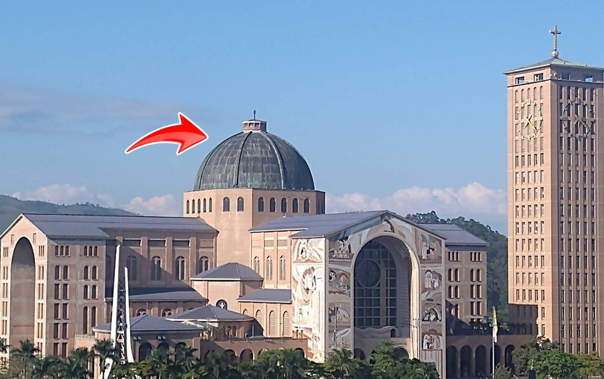 Com 70 m de altura e 5 milhões de pastilhas, a cúpula da Basílica de Aparecida é um dos maiores feitos da engenharia e da fé brasileira.