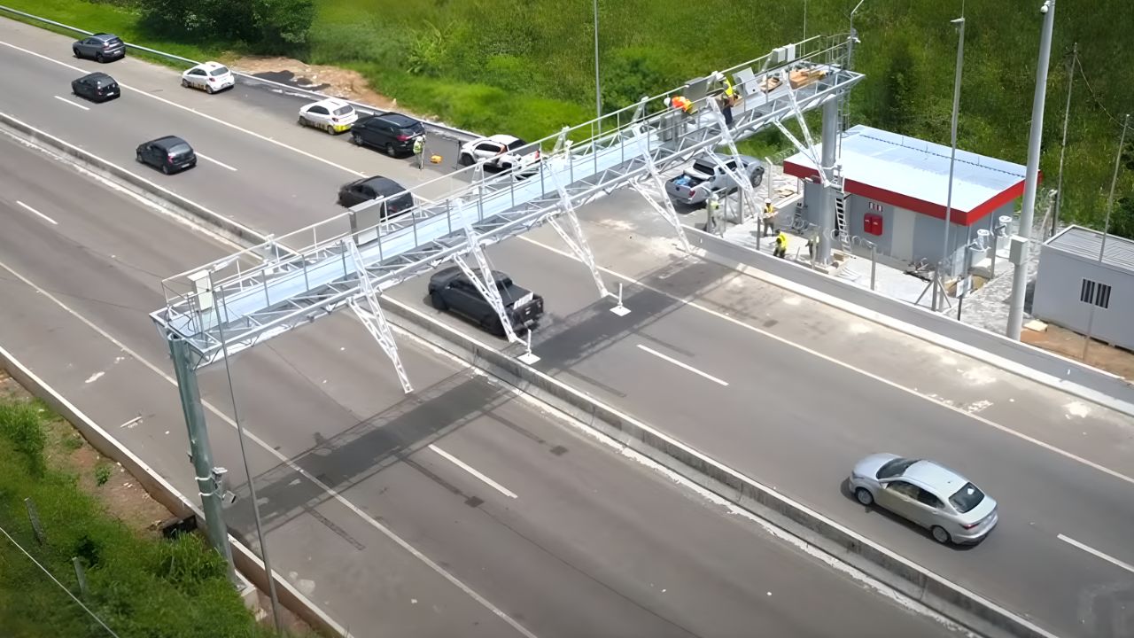 12 pedágios free flow em São Paulo foram desligados por baixa adesão e contratos desatualizados; apenas o trecho Ubatuba-Rio–Santos continua em operação.