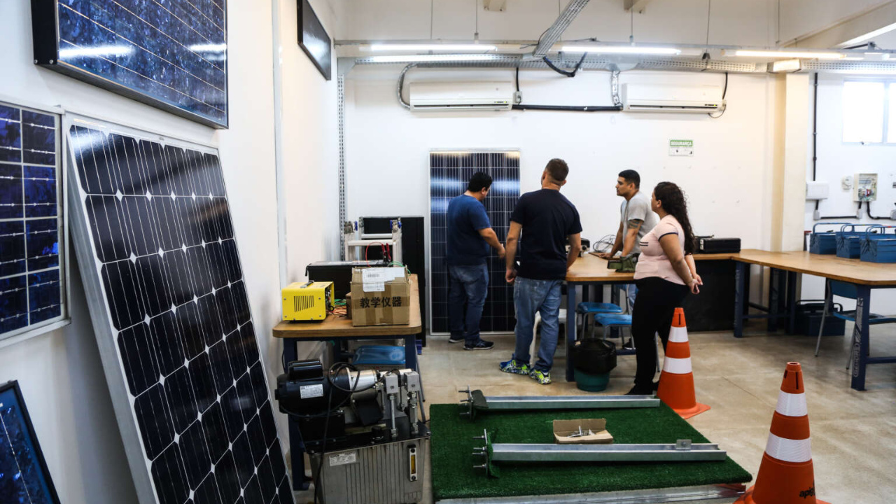 O SENAI Ceará assinou na China um acordo de cooperação com a GoodWe para impulsionar a formação técnica, a pesquisa e a inovação em energia solar e armazenamento de energia, fortalecendo o protagonismo do Brasil na transição energética. Fonte: Governo do Ceará