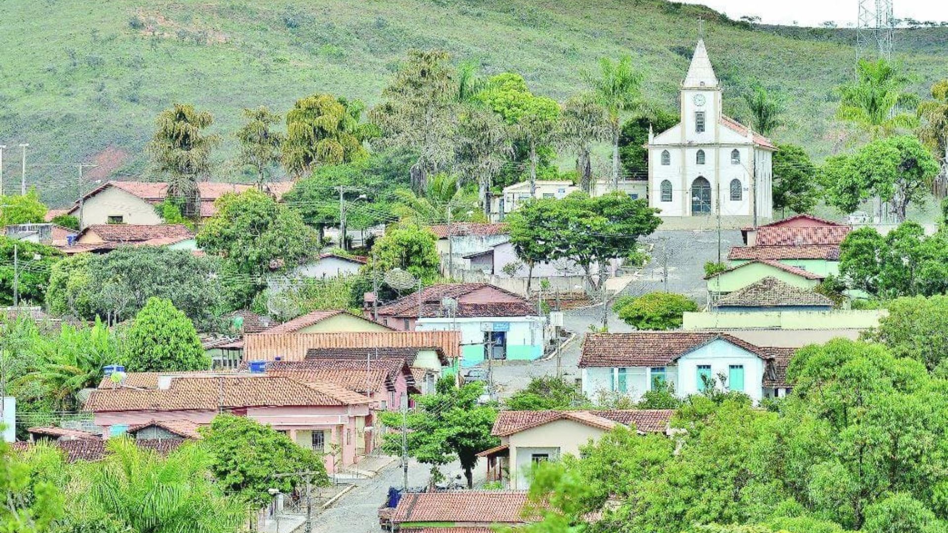 centro de Serra da Saudade, menor cidade do Brasil, com casas coloridas e ruas vazias sob o pôr do sol.