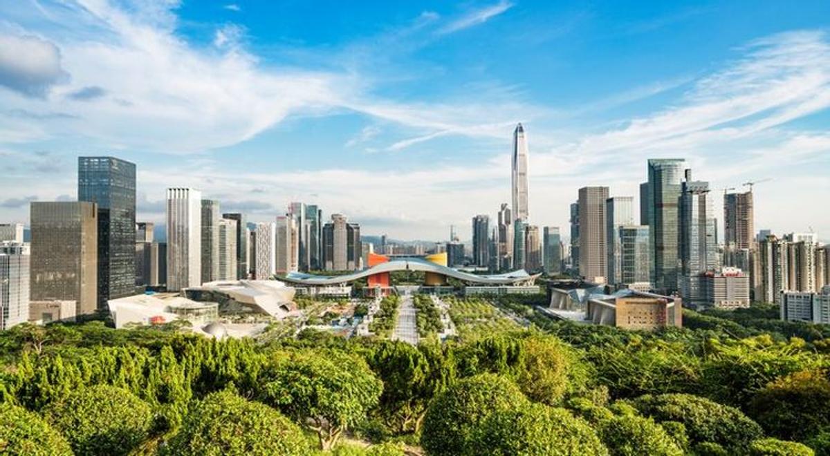 Vista panorâmica de Shenzhen, cidade chinesa moderna com arranha-céus e centro financeiro, símbolo de inovação e tecnologia global.