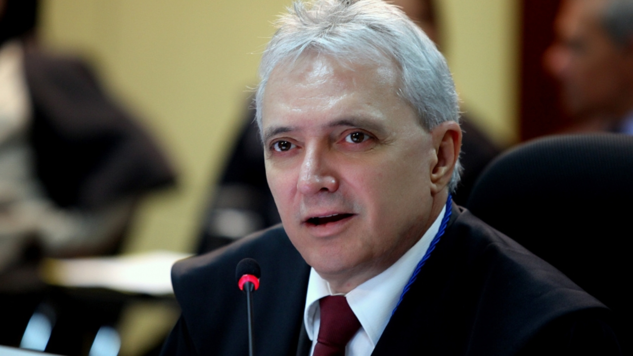 Tribunal de Contas do Estado (TCE) suspende licitação de R$ 252 milhões para implantação de energia solar após identificar irregularidades graves no edital. Falta de estudo técnico e exigências restritivas levantaram suspeitas sobre a legalidade do processo. Fonte: Câmera Municipal de Indiavaí