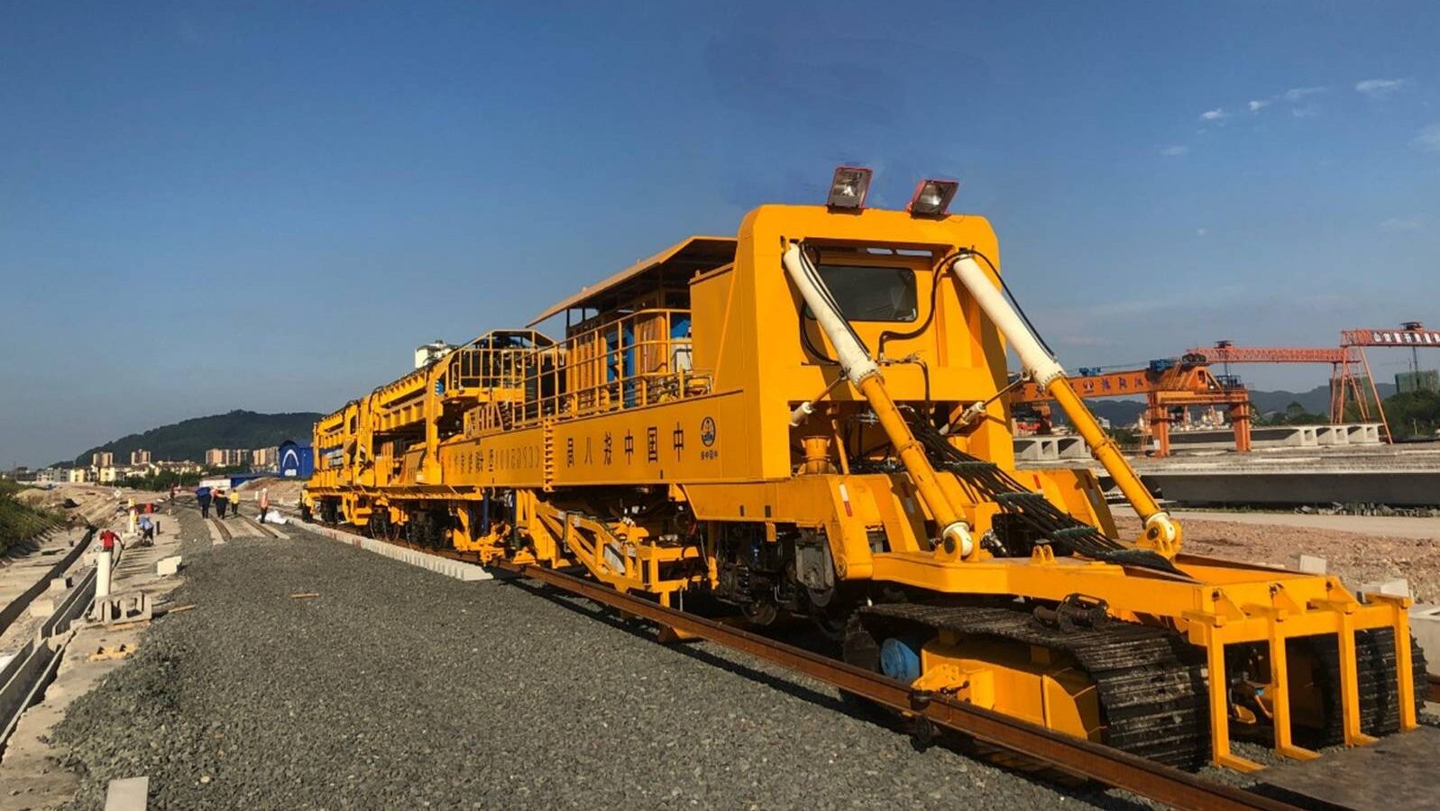 Máquina chinesa CCPG500 instala até 2 km de trilhos por dia e revoluciona a construção de ferrovias de alta velocidade.