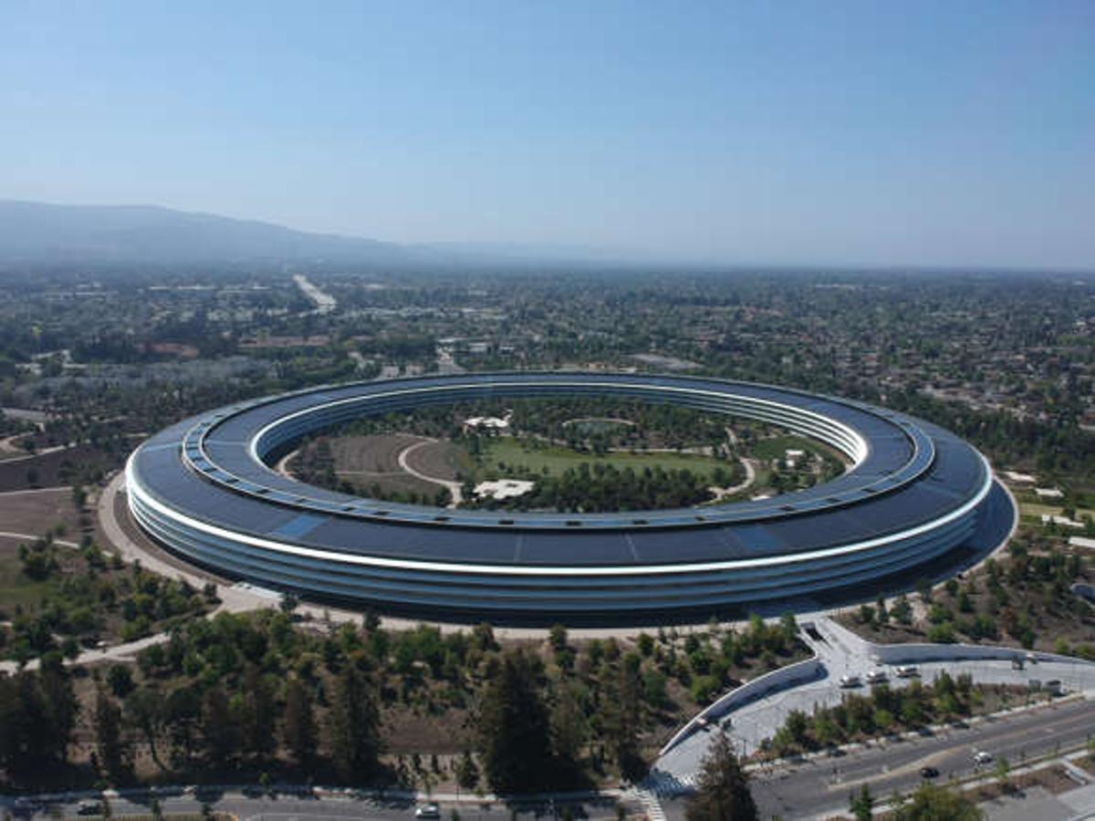 Vista aérea do Apple Park no Vale do Silício, símbolo da inovação tecnológica e herdeiro histórico da antiga Missão Santa Clara na Califórnia.