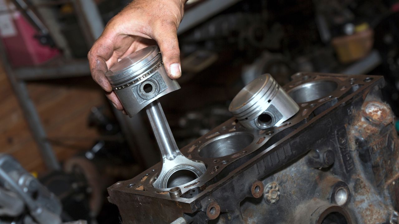 Descubra as peças de carro que passam despercebidas — como biela, virabrequim, cárter, válvulas e velas de ignição — e saiba por que são tão importantes para o funcionamento do motor.