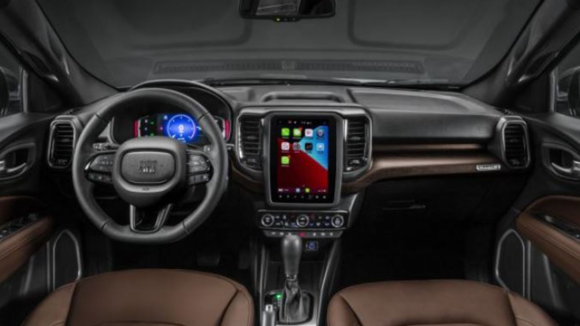 Seis carros seminovos da Fiat alinhados em cenário urbano moderno.