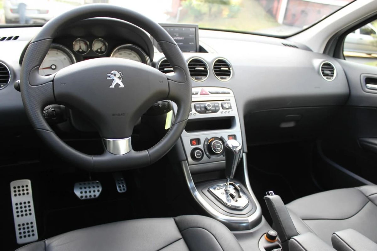 Entre os carros usados até R$ 40 mil, muitos escondem riscos de oficina, manutenção pesada e surpresa no orçamento. Veja por que certos SUV e sedã podem virar armadilhas.