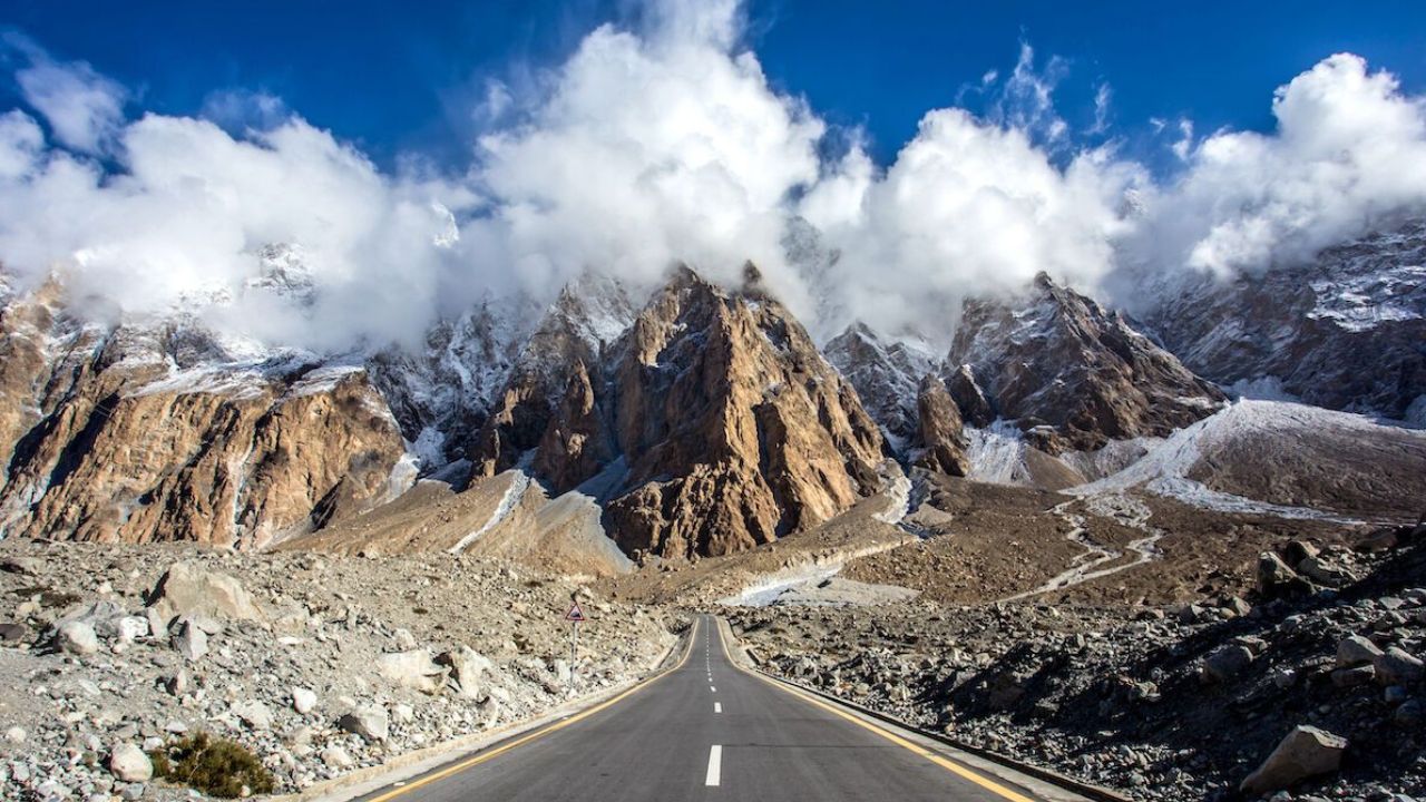 Com 1.300 km de extensão, 4.714 metros de altitude e trechos cercados por avalanches gigantes, a estrada internacional mais alta do mundo desafia motoristas em um dos trajetos mais extremos do planeta