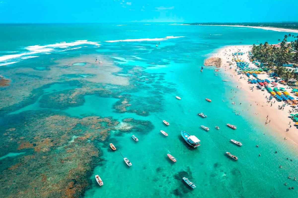 Descubra a ilha do Nordeste que transformou Porto de Galinhas em febre, com piscinas naturais, praias extensas e litoral vibrante para quem busca mar quente, estrutura e natureza em alta.