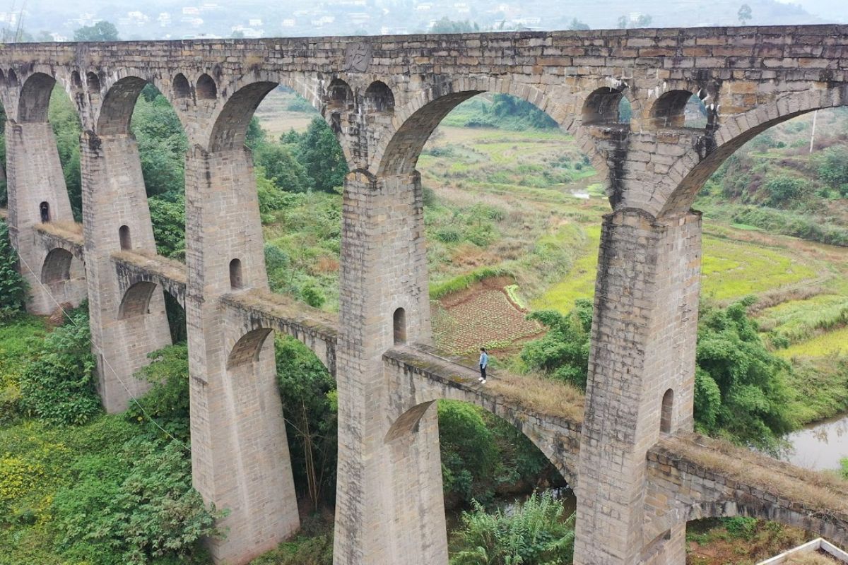 A ponte chinesa conhecida como Aqueduto Voador do Dragão Fada, em Yongchuan, distrito de Chongqing, é um raro aqueduto de pedra de dois andares que leva água em cima, pessoas embaixo e resiste ao tempo há mais de 40 anos.