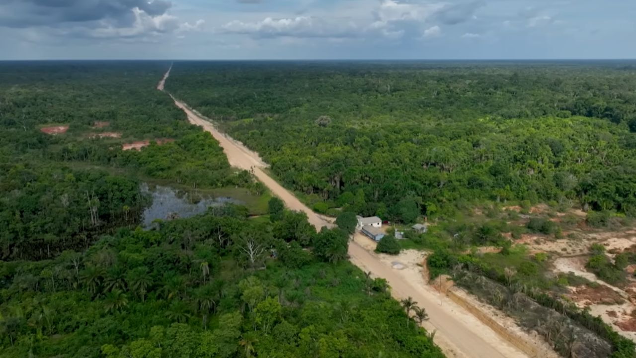 A saga da rodovia bilionária, planejada para rasgar a selva, que hoje é tomada pela vegetação e se transforma em um atoleiro quase intransitável durante a maior parte do ano