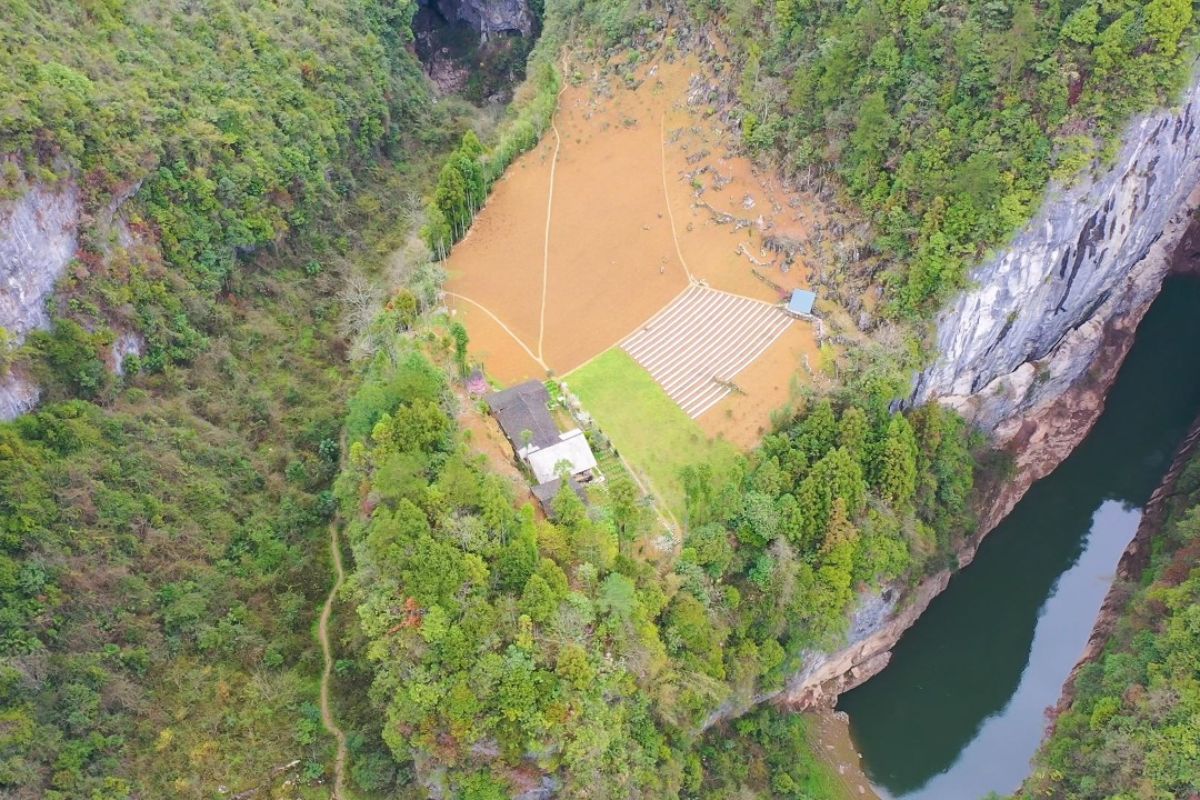 A aldeia secreta no topo da montanha em Hubei, acessada por cavernas profundas, trilhas estreitas e paisagem que revela um verdadeiro paraíso oculto
