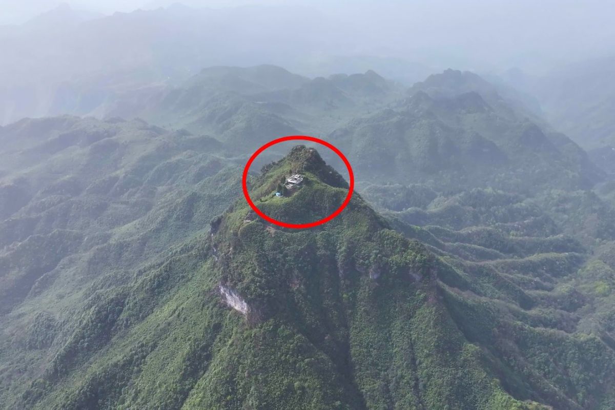 Aos 89 anos, homem que vive na montanha em templo antigo na montanha isolada revela vida simples na montanha e mistérios de uma montanha cercada de lendas.
