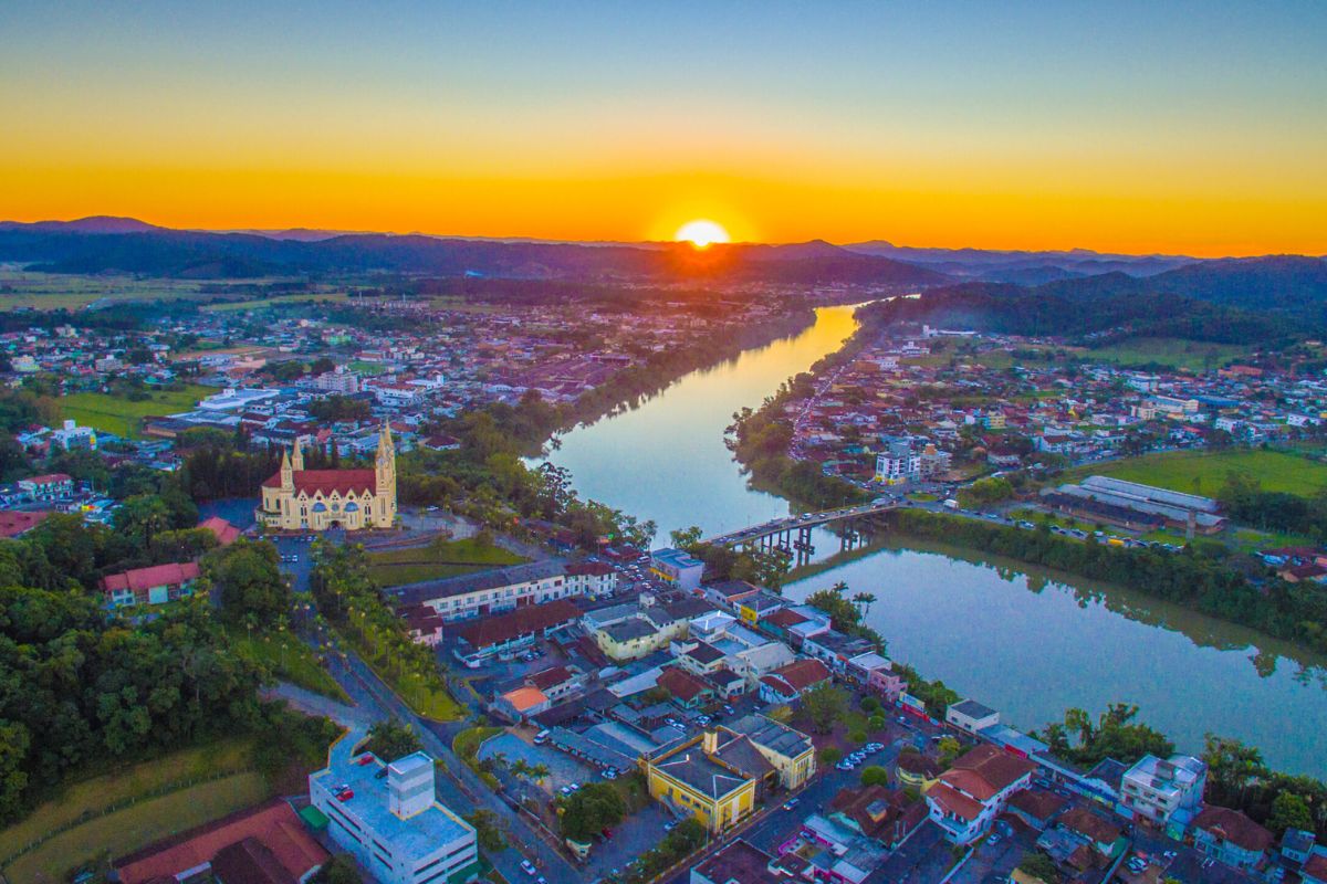 As 15 cidades pequenas mais surpreendentes de Santa Catarina oferecem qualidade real de vida, custo de vida mais leve e rotina mais tranquila nas cidades pequenas, mostrando por que Santa Catarina virou destino de famílias que buscam viver melhor.
