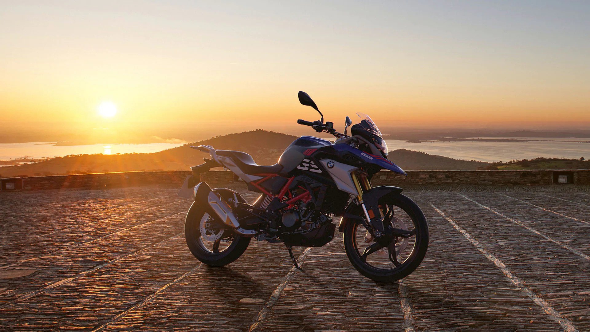 A partir de R$ 28 mil e com motor de 313 cc e 34 cv, esta “mini GS” alemã faz até 30 km/l, encara terra e estrada e virou porta de entrada no mundo BMW; conheça a G 310 GS usada