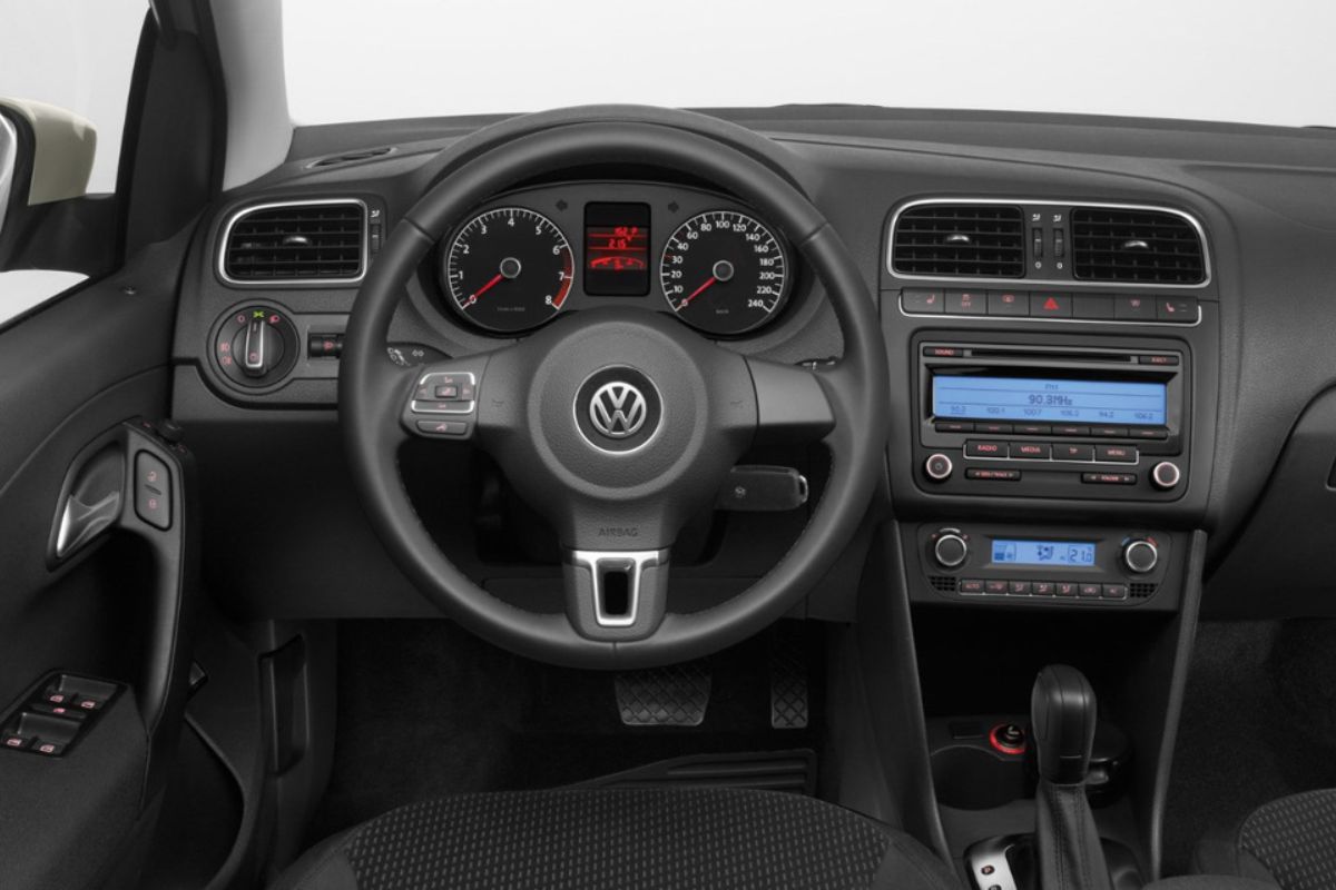 Descubra o carro barato Polo Sportline 2010 com teto solar, ar digital e ótimo custo no mercado de usados, luxo e conforto por menos de R$ 30 mil.