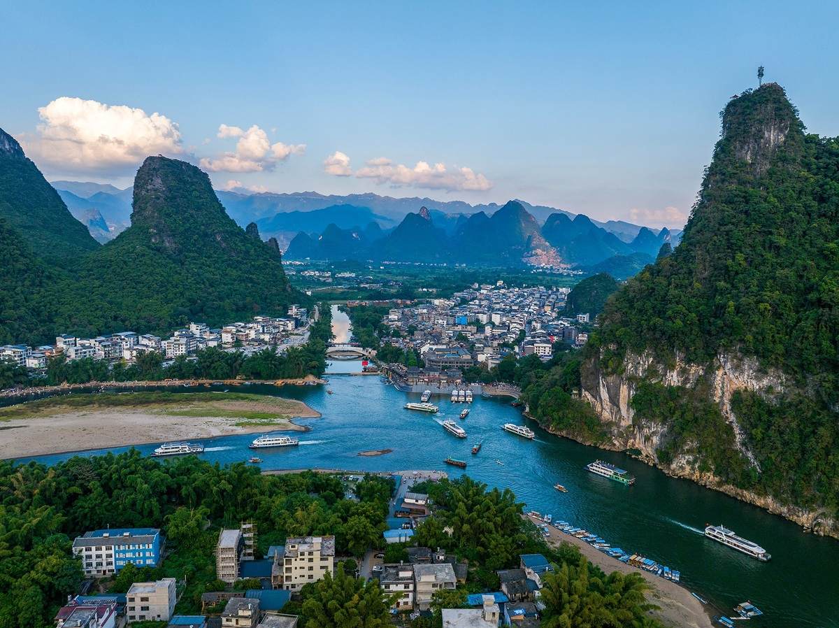 Guilin surpreende brasileiros ao lembrar o Rio de Janeiro com montanhas íngremes próximas aos prédios grandes