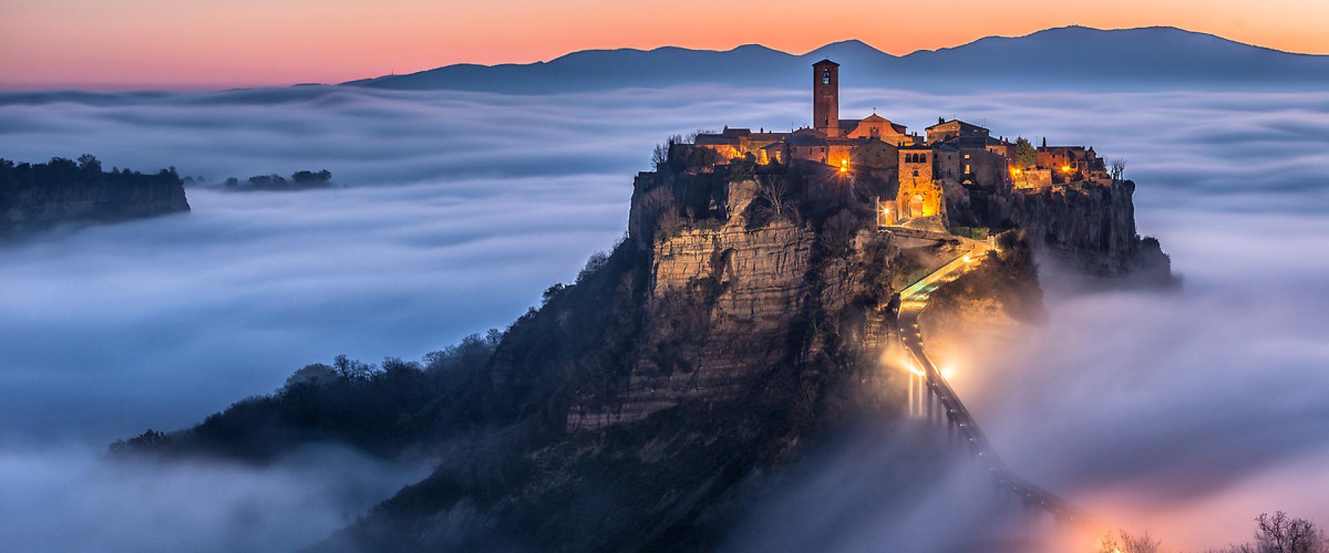 Erguida sobre pilares de tufo vulcânico que desmoronam dia após dia, a cidade italiana que só pode ser acessada por uma ponte estreita