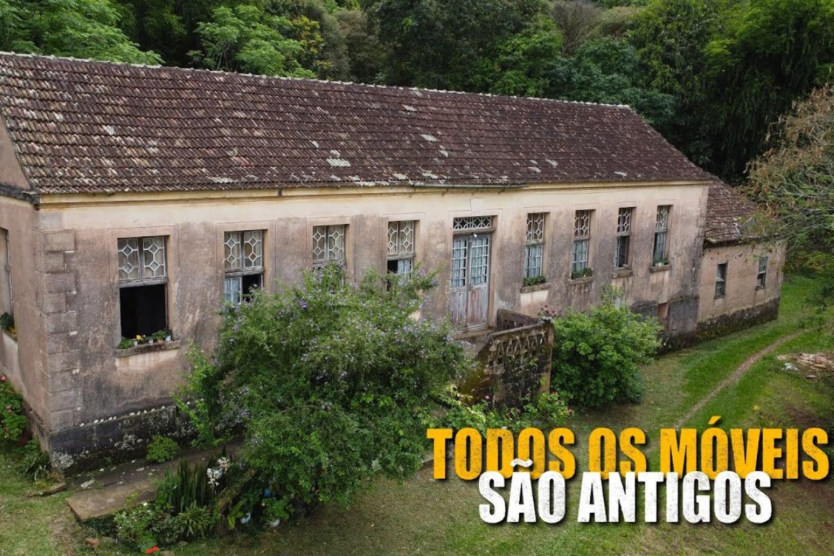 Conheça a Casa das Dez Mulheres, um dos casarões mais raros do Brasil, com 101 anos, porão em pedra, móveis originais intactos, salas preservadas e a história de uma família gaúcha guardada desde 1922.