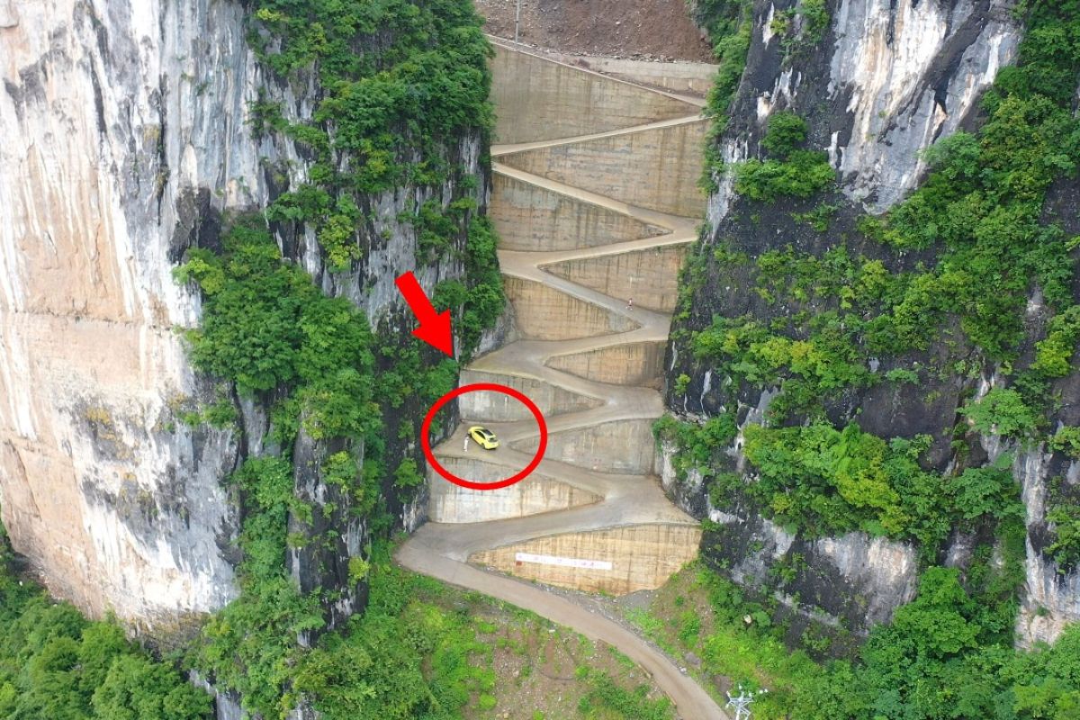 Na estrada em Z de Chongqing, caminhões e motoristas encaram curvas extremas nas montanhas enquanto a rota vira atração turística radical