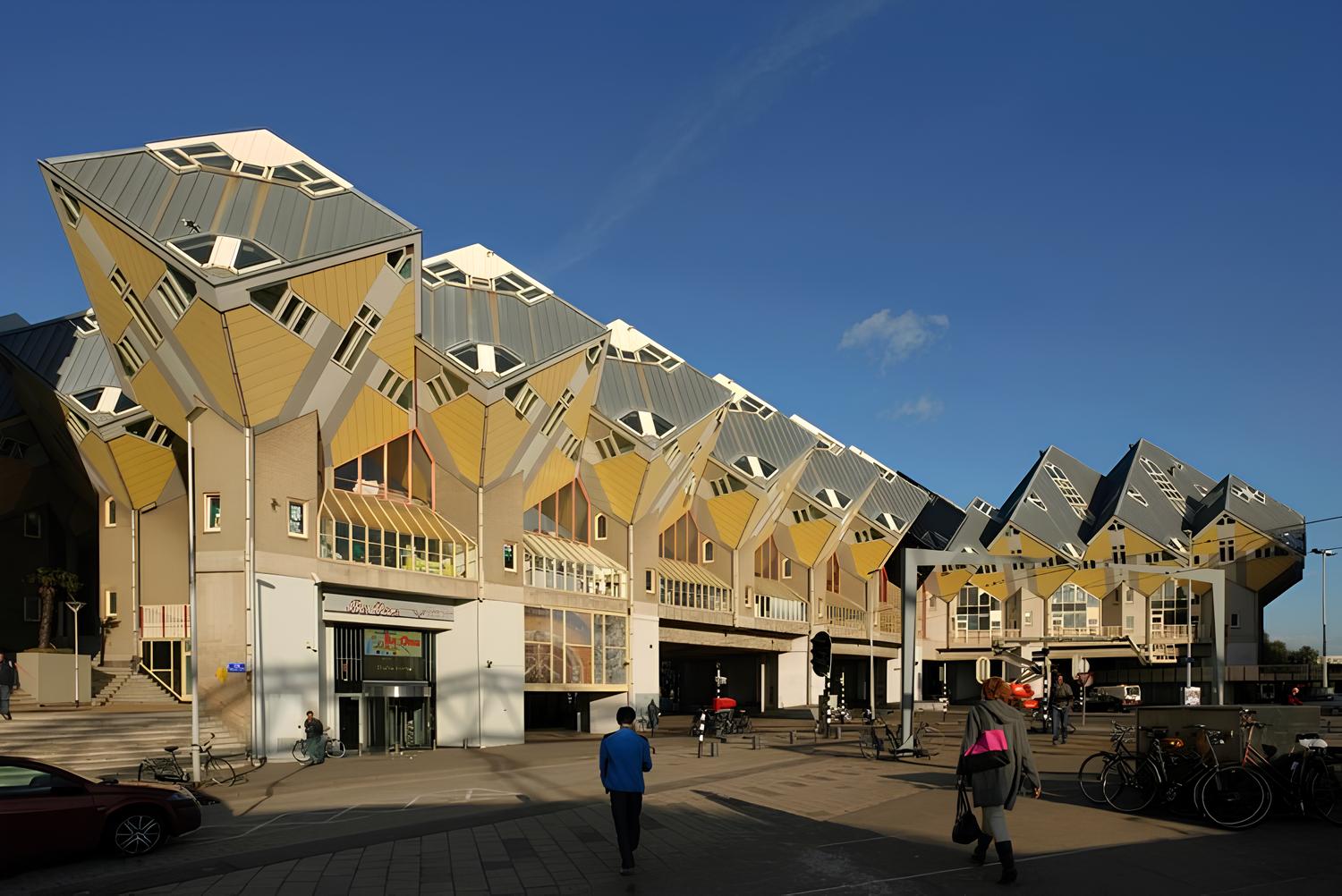 Com 38 cubos girados a 54,7° e estruturas apoiadas em pilares hexagonais, as casas inclinadas de Rotterdam criam uma floresta urbana surreal que parece desorientar a gravidade