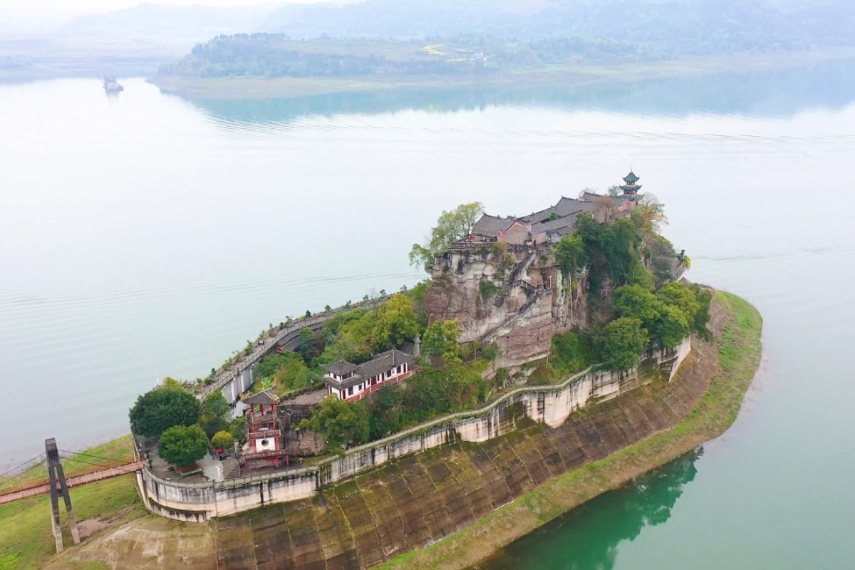 Descubra Shibaozhai, vila suspensa no Yangtzé com torre de madeira impressionante e arquitetura tradicional chinesa preservada em meio a paisagens dramáticas.