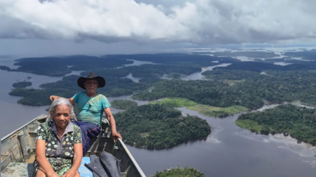 Com 83 anos, o agricultor que vive isolado na floresta amazônica surpreende ao recusar a cidade, vencer a falta de energia e sustentar a família apenas com a força das próprias mãos