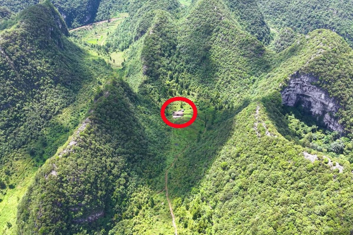 História da idosa que vive isolada nas montanhas de Guizhou, em vale sem estradas, unindo vida no campo e rotina autossuficiente diante da solidão.