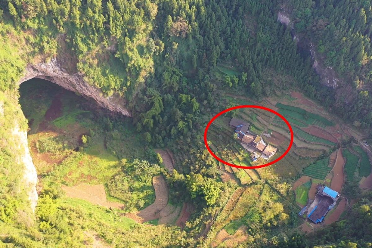 Cinco famílias vivem em uma cova natural em Wulong, em Chongqing, formando um paraíso escondido em um vale autossuficiente que revela um modo de vida único.