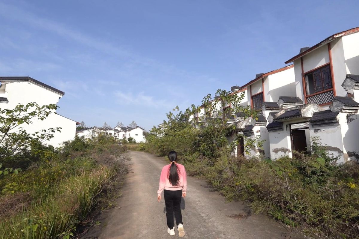 Um condomínio no topo de uma montanha em Chongqing reúne vilas prontas e mansões vazias, hoje em completo abandono, revelando o desperdício urbano por trás desse projeto.