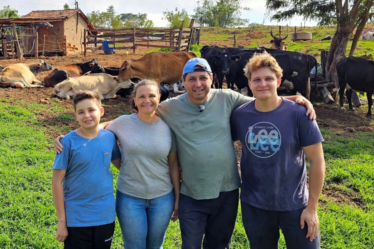 Na roça, uma história de superação mostra vida na roça com gado leiteiro e produção de leite em alta depois de um golpe financeiro pesado.