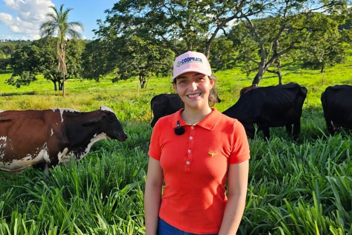 Na fazenda própria no interior mineiro, uma jovem pecuarista transforma 58 vacas em 860 litros diários de leite, mantendo viva a tradição da família e projetando novos passos para o rebanho.